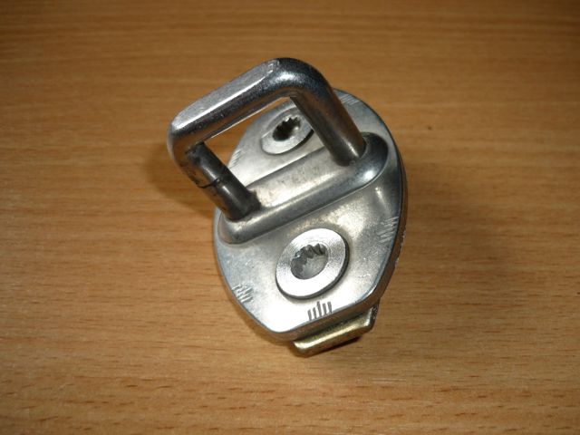 Петля-зацеп (ответная часть) замка двери задней 8Z0837033A VAG