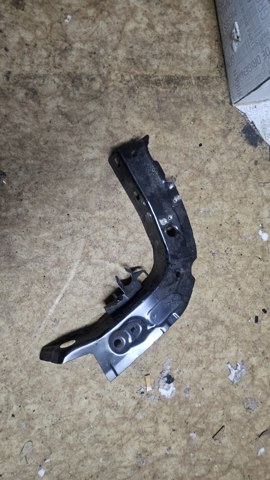 Рамка радиатора правая 41007284102 BMW