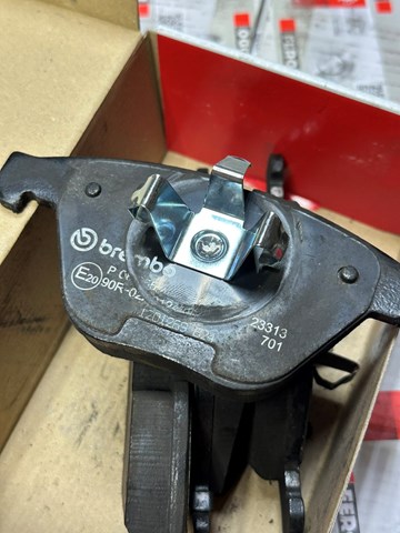 Передние тормозные колодки P06055 BREMBO