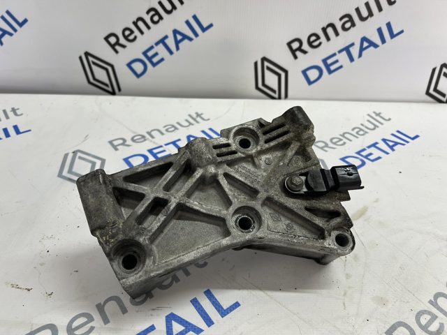 Кронштейн подушки (опоры) двигателя, верхней 8200101196 RENAULT