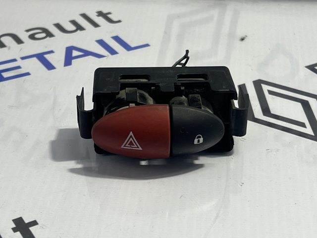 Кнопка аварийной сигнализации 8200214896 RENAULT