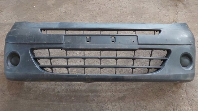 Передний бампер 8200436678 RENAULT