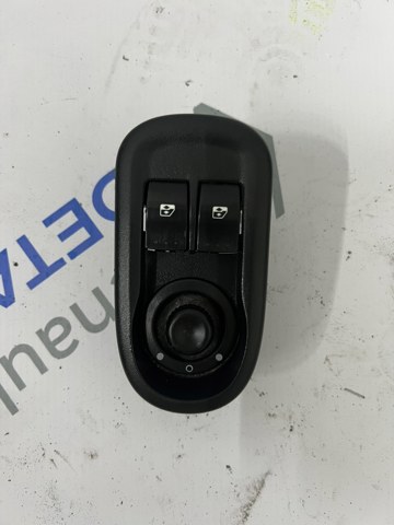 Накладка кнопки стеклоподъемника переднего левого 8200637849 RENAULT