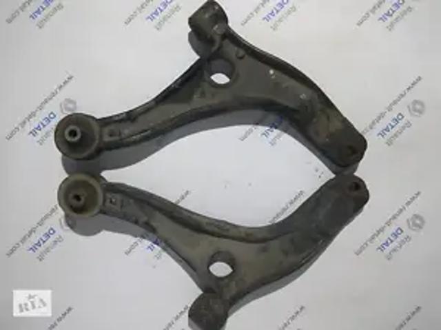 Правый рычаг передней нижней подвески 8200688875 NISSAN