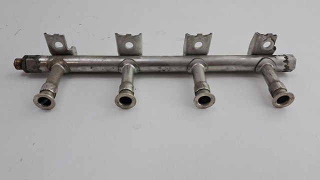 Рампа форсунок системы впрыска топлива 03F133320C VAG