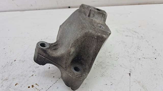 Кронштейн подушки (опоры) двигателя, левой 1K0199117CF VAG