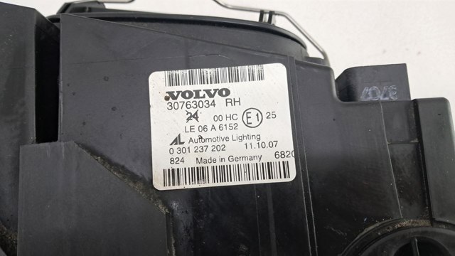 VOLVO 30763034 Правая фара в наличии Львов