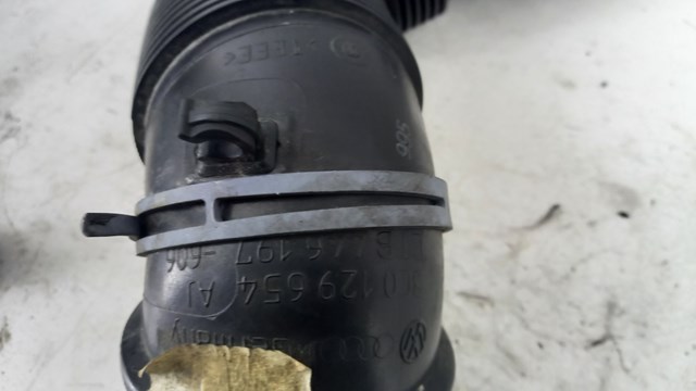 Патрубок воздушный выход воздушного фильтра 3C0129654AJ VAG