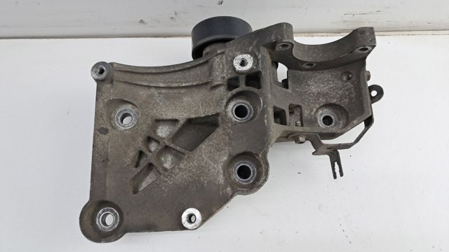 Кронштейн компрессора кондиционера 55562863 OPEL