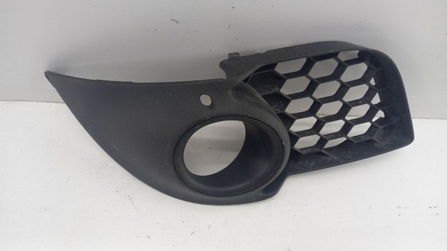 Решетка противотуманных фар левая 8321A123 MITSUBISHI