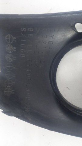 Заглушка противотуманки передней правой 8321A124 MITSUBISHI