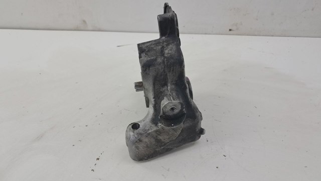 Кронштейн подушки (опоры) двигателя, левой 9805300680 PEUGEOT