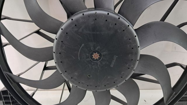 Диффузор радиатора охлаждения в сборе с крыльчаткой A0999064000 MERCEDES