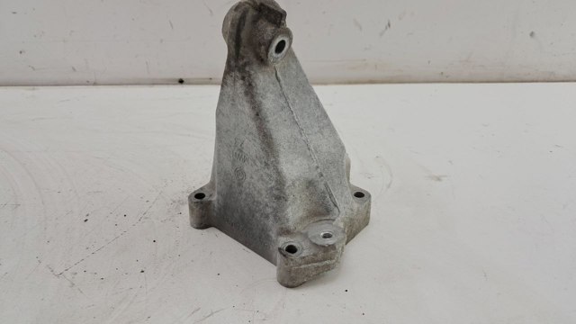 Кронштейн подушки (опоры) двигателя, левой A2712230904 MERCEDES