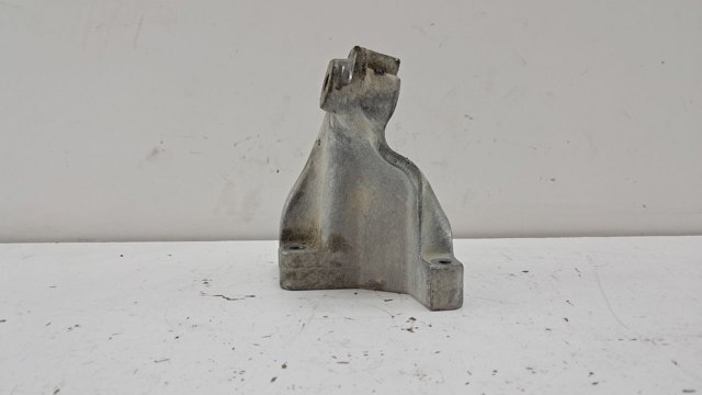 Кронштейн подушки (опоры) двигателя, левой A6422230004 MERCEDES