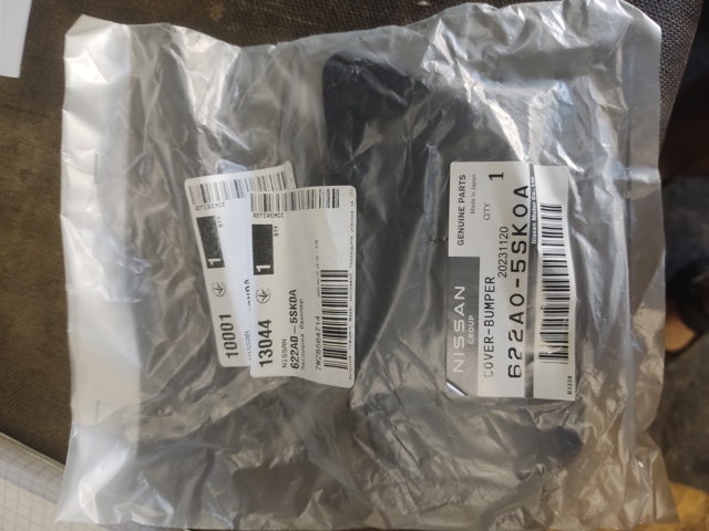 NISSAN 622A05SK0A Заглушка бампера буксировочного крюка передняя в наличии Украина