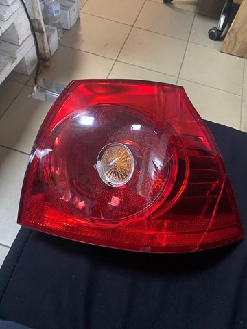 Задний правый внешний фонарь 1K6945096AA VAG