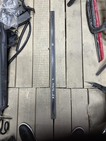 Молдинг передней правой двери 1Z0853516C VAG