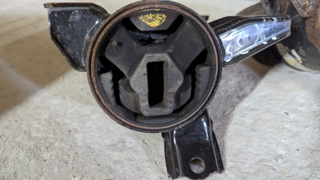 Подушка (опора) двигателя, левая 218302Y600 HYUNDAI