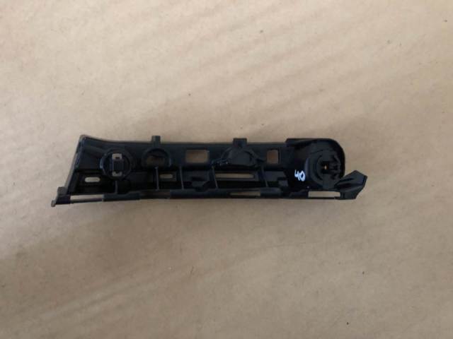 Правое крепление переднего бампера 525350H040 TOYOTA