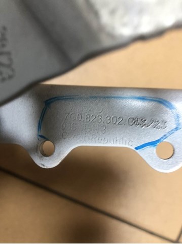 7C0823302C VAG Петля капота правая купить в Львов