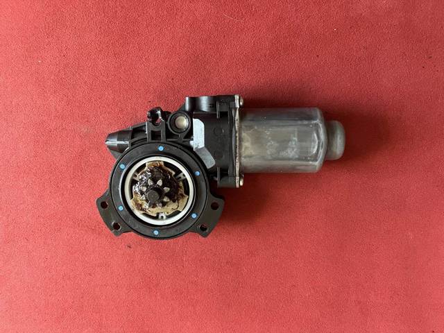 Мотор стеклоподъемника двери передней, левой 824502S000 HYUNDAI