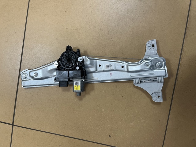Мотор стеклоподъемника двери передней, правой 82460GI010 HYUNDAI