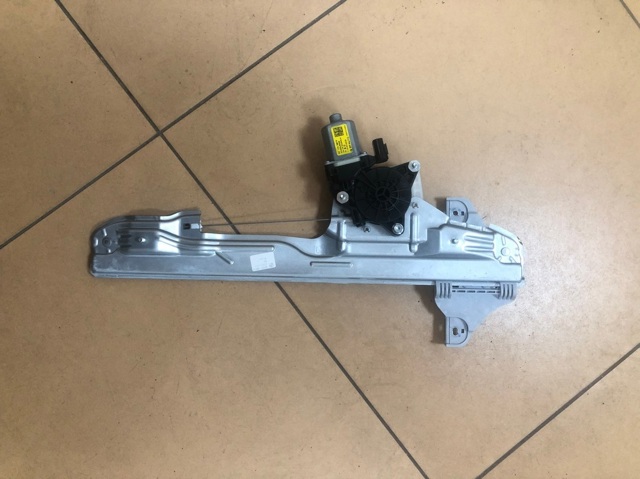Мотор стеклоподъемника двери передней, правой 82460J9000 HYUNDAI