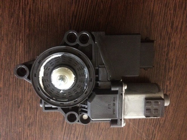 Моторчик стеклоподъемника двери задней, правой 834602W010 HYUNDAI
