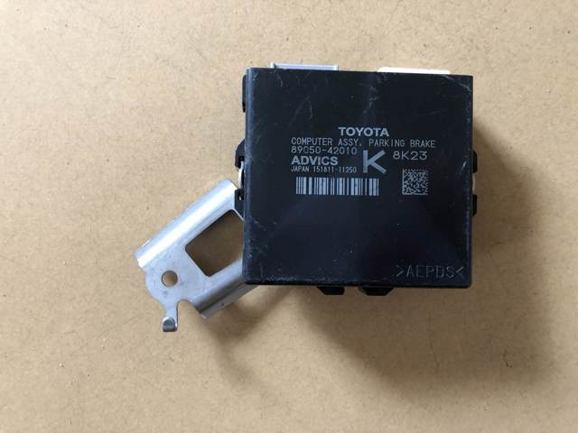 Блок управления электромеханического стояночного тормоза 8905042010 TOYOTA