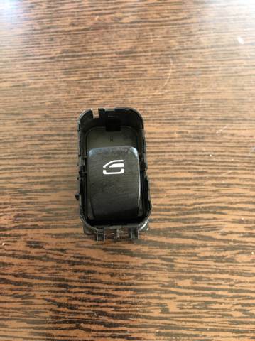 Кнопка стеклоподъемника передняя правая A1679050201 MERCEDES