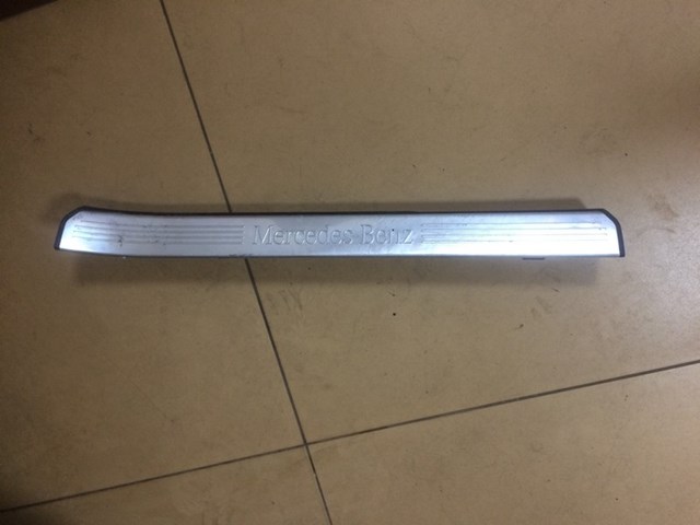 Накладка дверного порога внутренняя, передняя правая A2216800235 MERCEDES