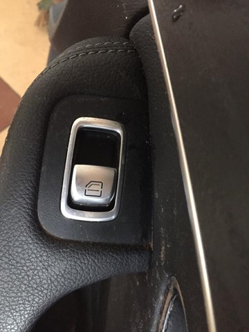 Кнопка подъемника переднего правого стекла A2229052203 MERCEDES