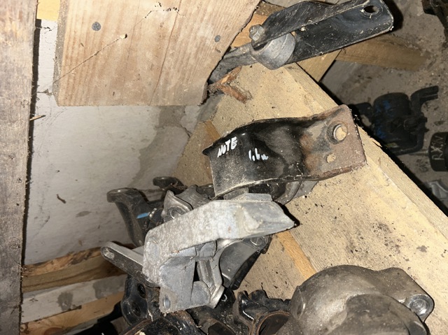 Подушка двигателя передняя 112109U000 NISSAN