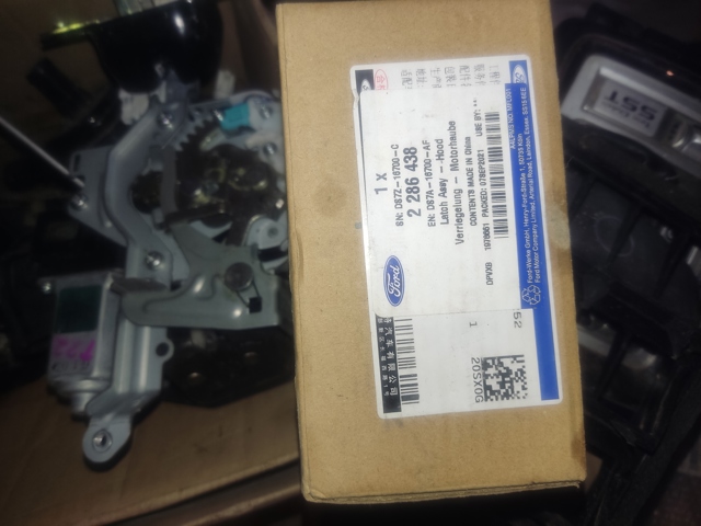 Замок капота, правый 2286438 FORD