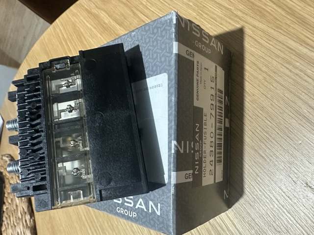 Монтажный блок предохранителей 2438079915 NISSAN