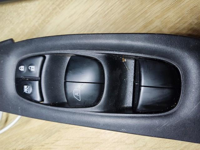 Кнопки переднего левого стеклоподъемника 254011KA0A NISSAN