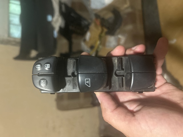 Кнопки переднего левого стеклоподъёмника 254015SA0A NISSAN