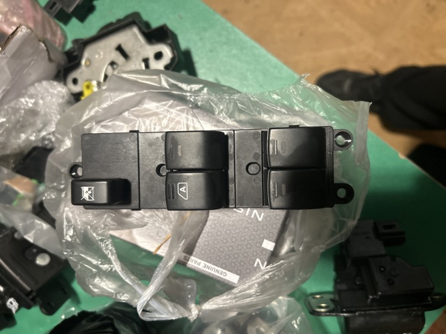 Кнопки переднего левого стекло подъемника 25401EB30B NISSAN