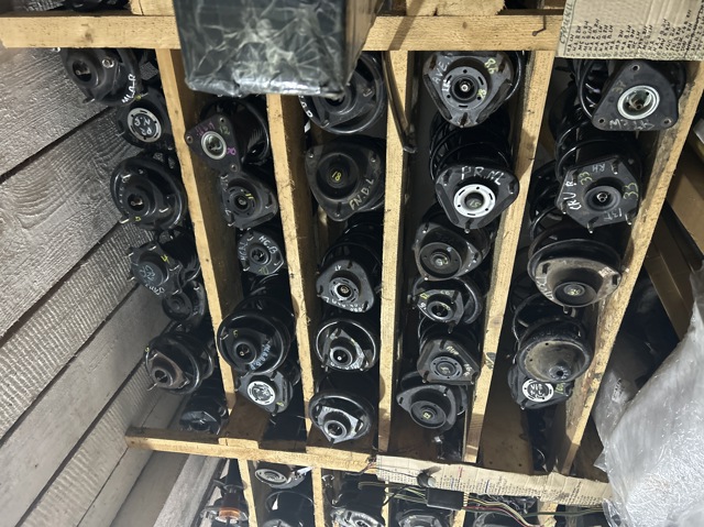 Амортизаторная стойка передняя правая Митсубиси Аутлендер II XL