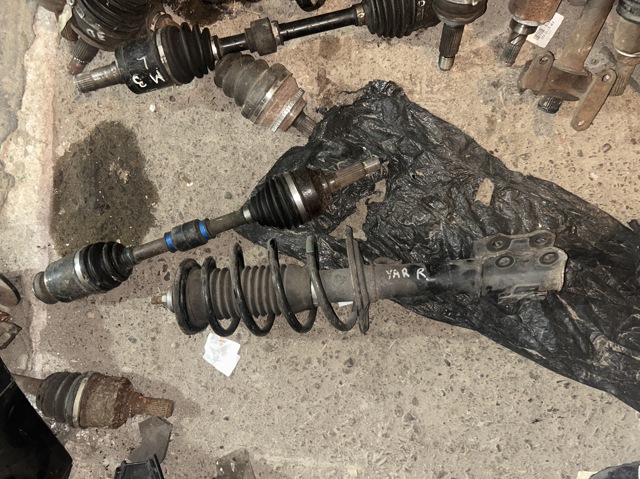 Амортизатор передней подвески правый 485100D190 TOYOTA
