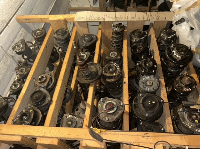 Передний правый амортизатор 4851047041 TOYOTA