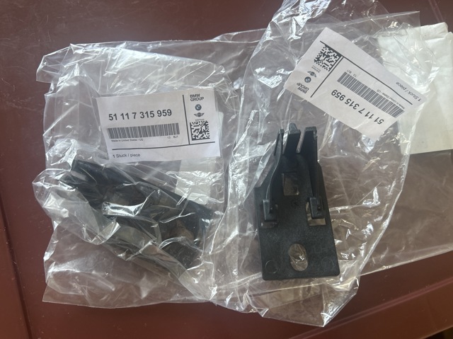 Крепление энергопоглотителя переднего бампера 51117315959 BMW