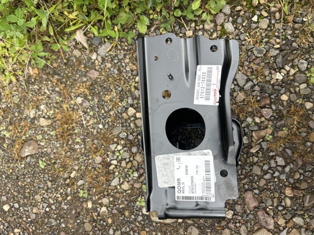 Кронштейн усилителя переднего бампера 5701376030 TOYOTA