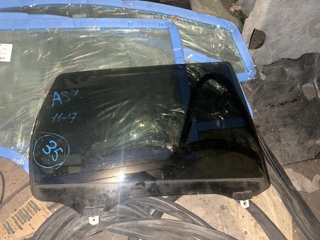 Уголок задней правой двери 5736A250 MITSUBISHI