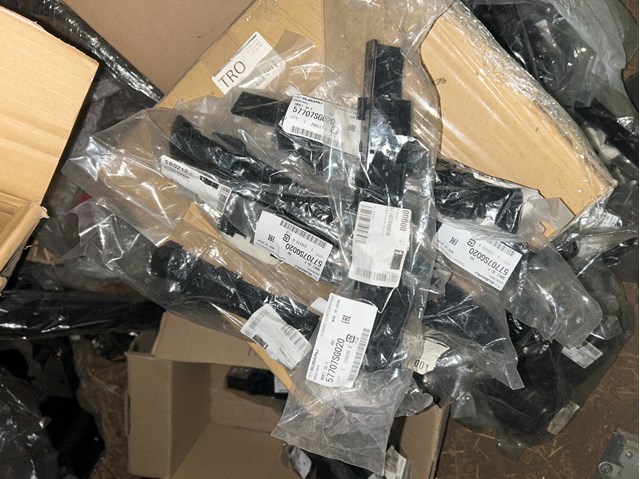 Правое крепление переднего бампера 57707SG020 SUBARU