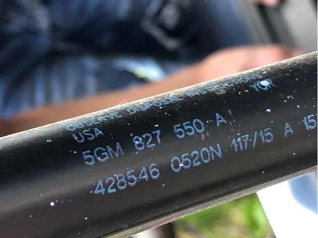 Амортизатор двери багажника 5GM827550A VAG