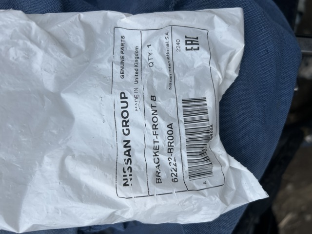 Правое крепление переднего бампера 62222BR00A NISSAN