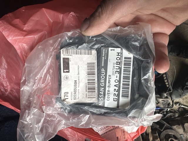 Заглушка буксировочного крюка в передний бампер 622A03UB0H NISSAN