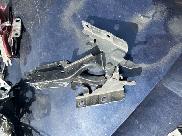 Петля капота, правая 654001CA0A NISSAN